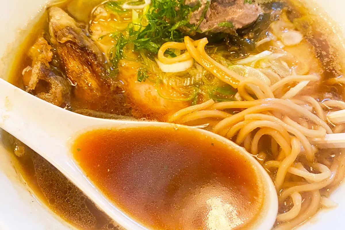 札幌のラーメン店「雨はやさしくラーメン」のスープ