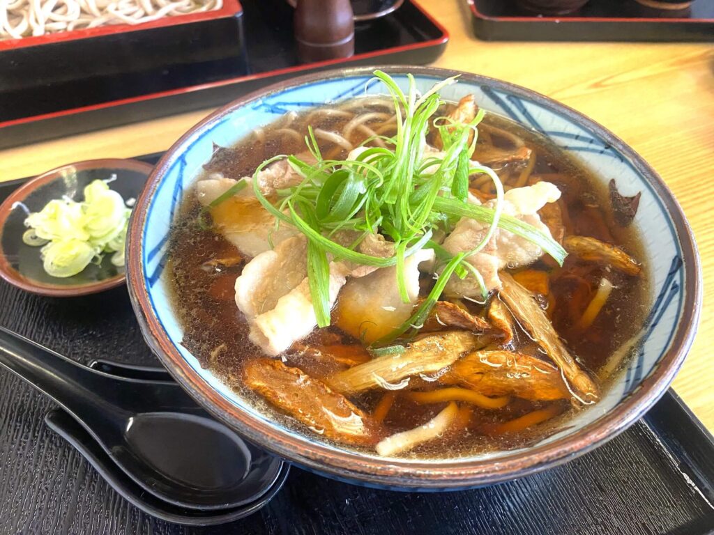 札幌清田区の蕎麦屋「たちばな」の肉ごぼう蕎麦写真